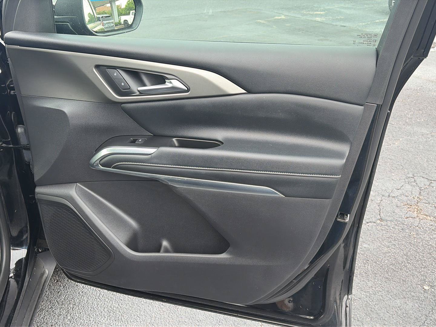 Used 2025 Chevrolet Traverse LT FWD image 20