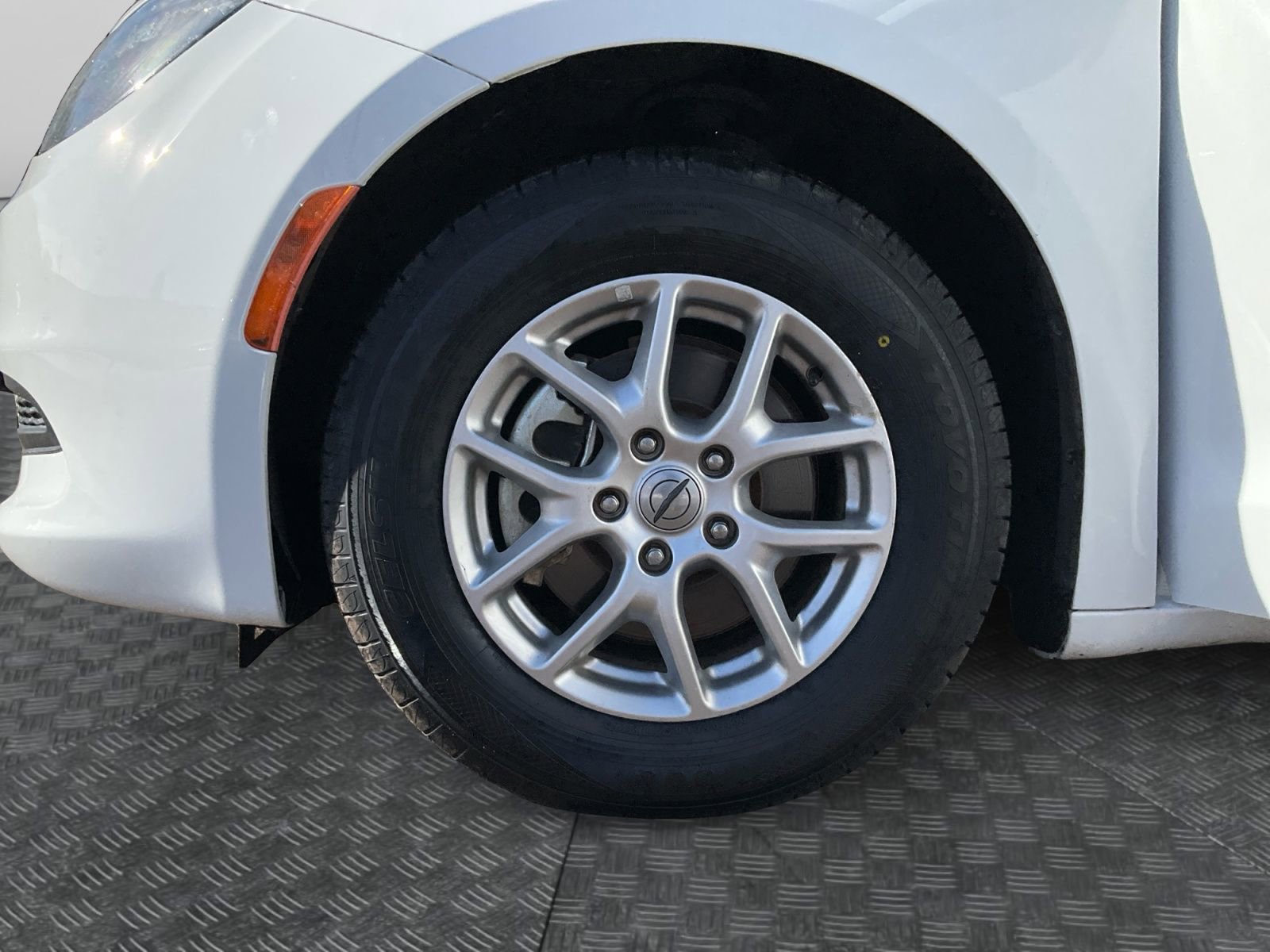 Used 2022 Chrysler Voyager LX image 14