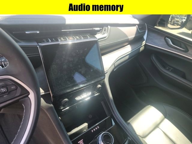 Used 2023 Jeep Grand Cherokee Limited image 13