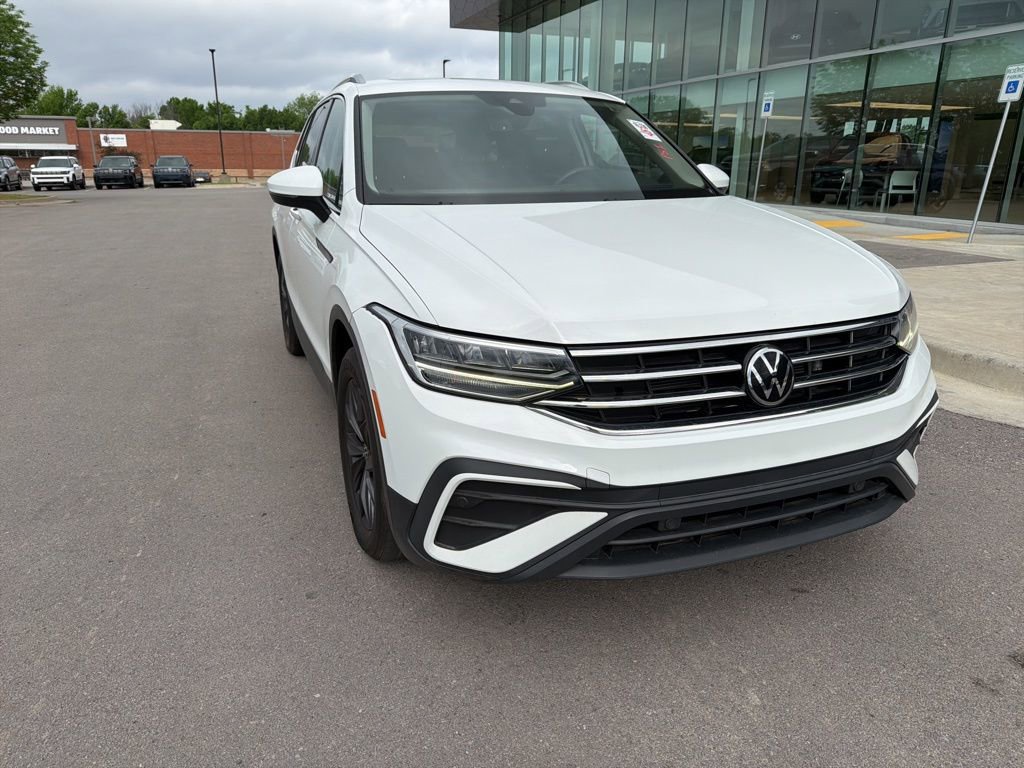 Used 2022 Volkswagen Tiguan SE w/ Panoramic Sunroof Package image 5