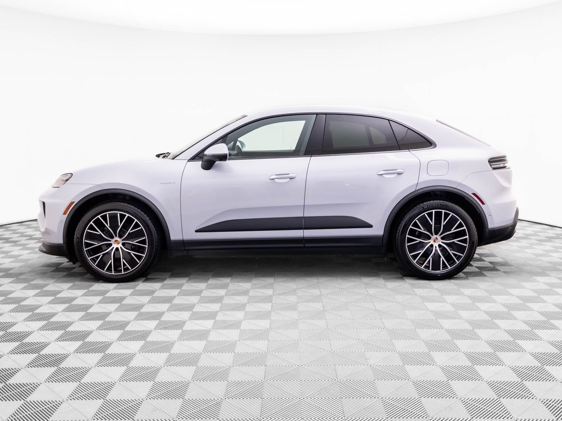 Certified 2025 Porsche Macan 4 Electric AWD/4WD image 2
