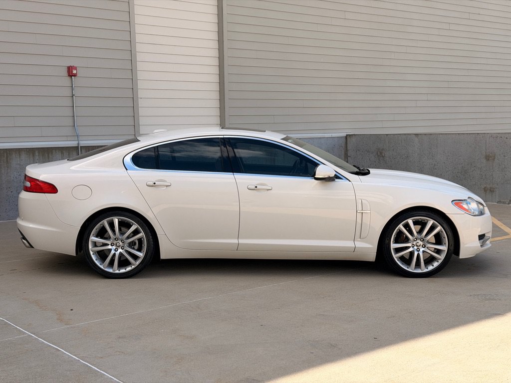 Used 2010 Jaguar XF Premium RWD image 2