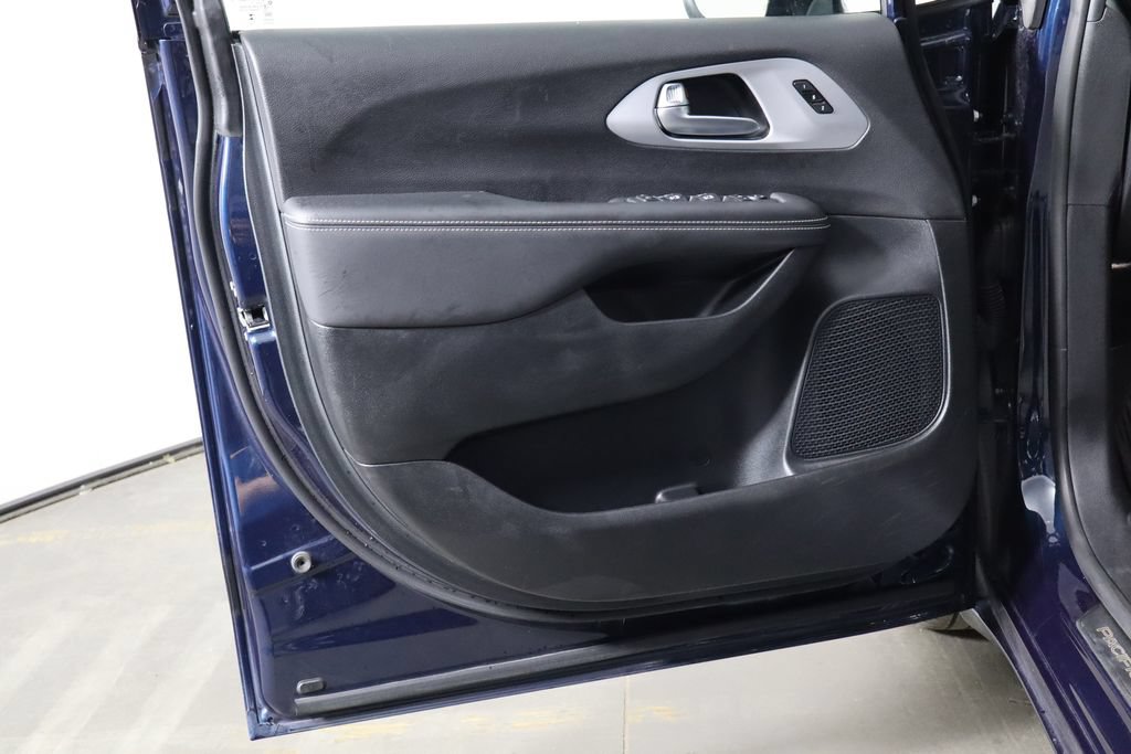 Used 2025 Chrysler Pacifica Limited FWD image 13