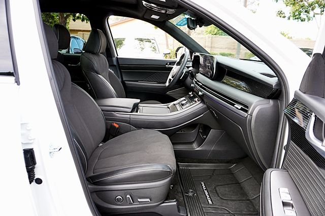 Certified 2025 Hyundai Palisade Calligraphy AWD/4WD image 12
