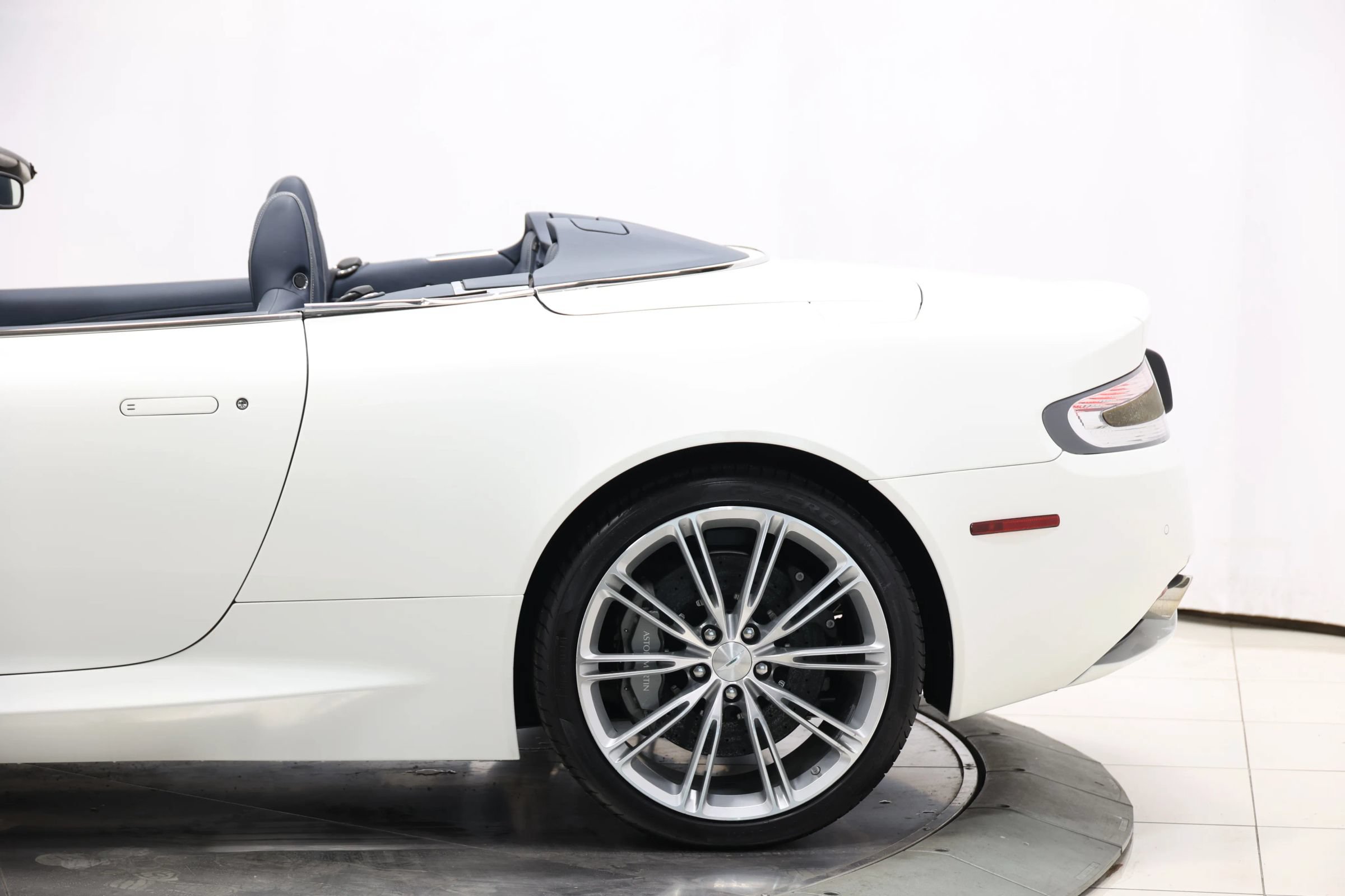 Used 2012 Aston Martin Virage Volante RWD image 8