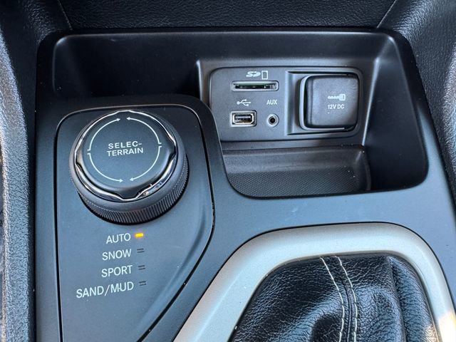 Used 2018 Jeep Cherokee Limited AWD/4WD image 27