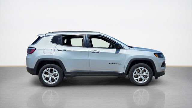 Used 2024 Jeep Compass Latitude AWD/4WD image 2