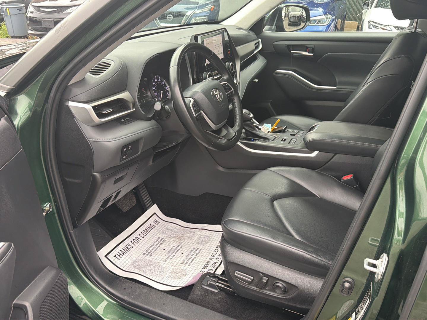 Used 2023 Toyota Highlander XLE AWD/4WD image 10