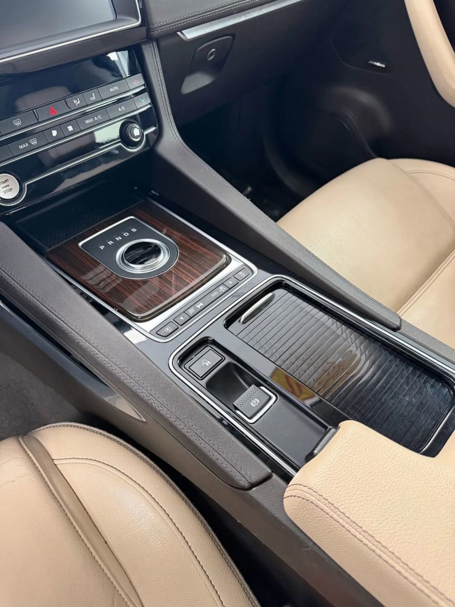 Used 2020 Jaguar F-PACE Prestige image 20