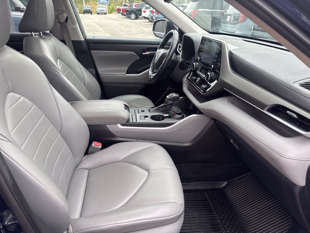 Used 2021 Toyota Highlander XLE AWD/4WD image 36