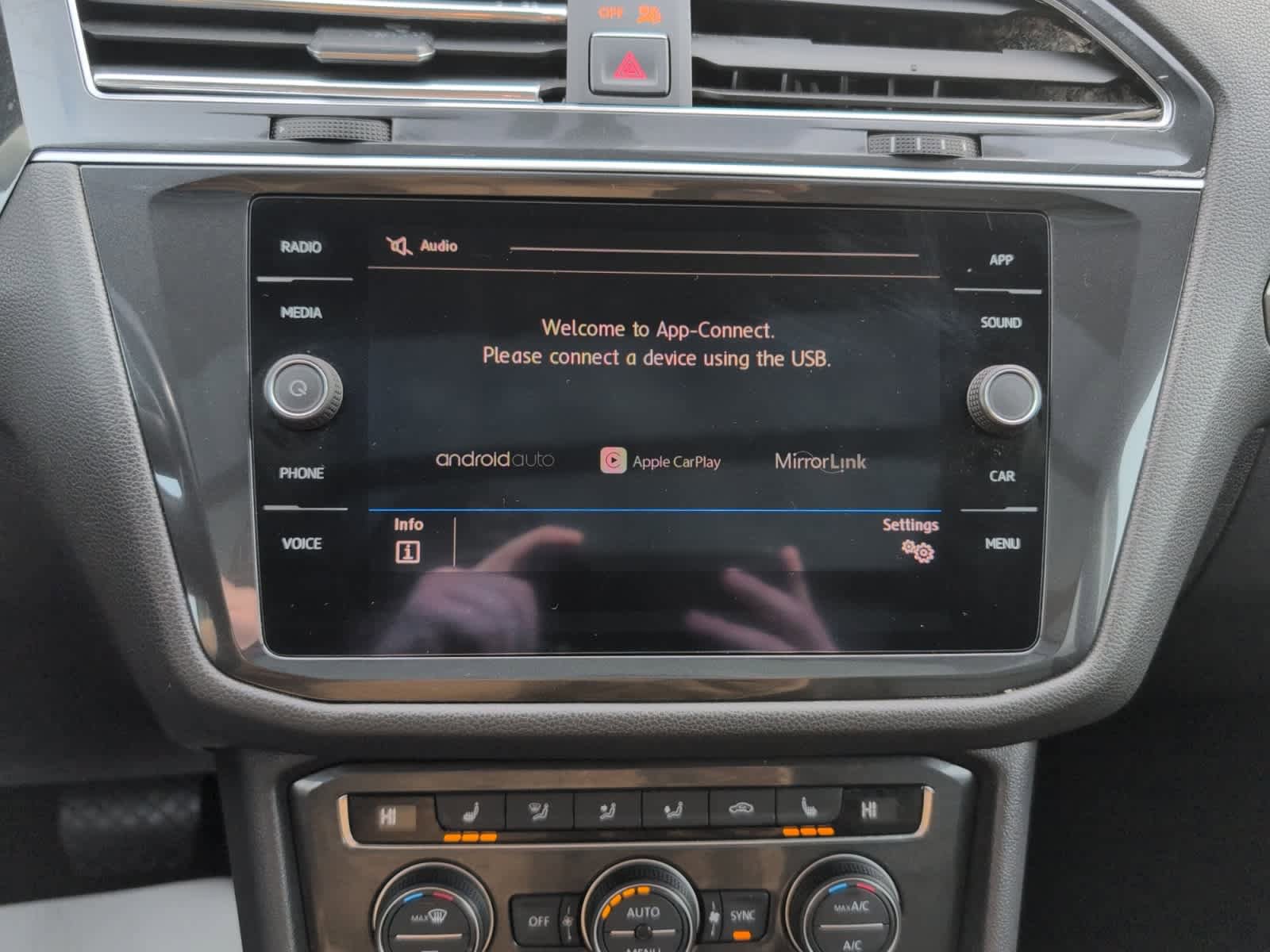 Used 2018 Volkswagen Tiguan SE AWD/4WD image 29