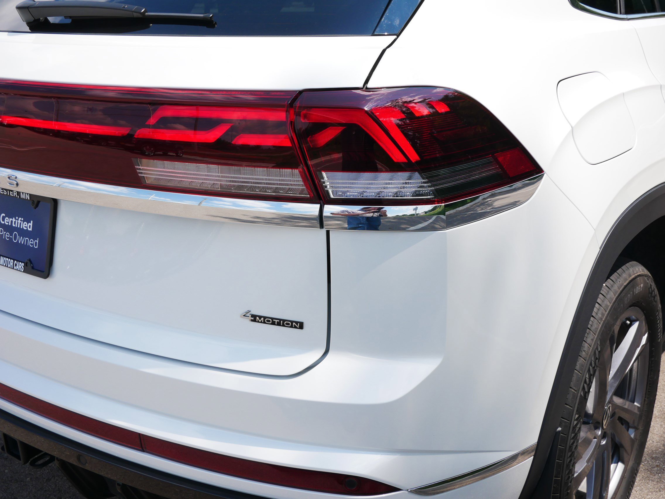 Certified 2024 Volkswagen Atlas Cross Sport SEL R-Line image 31