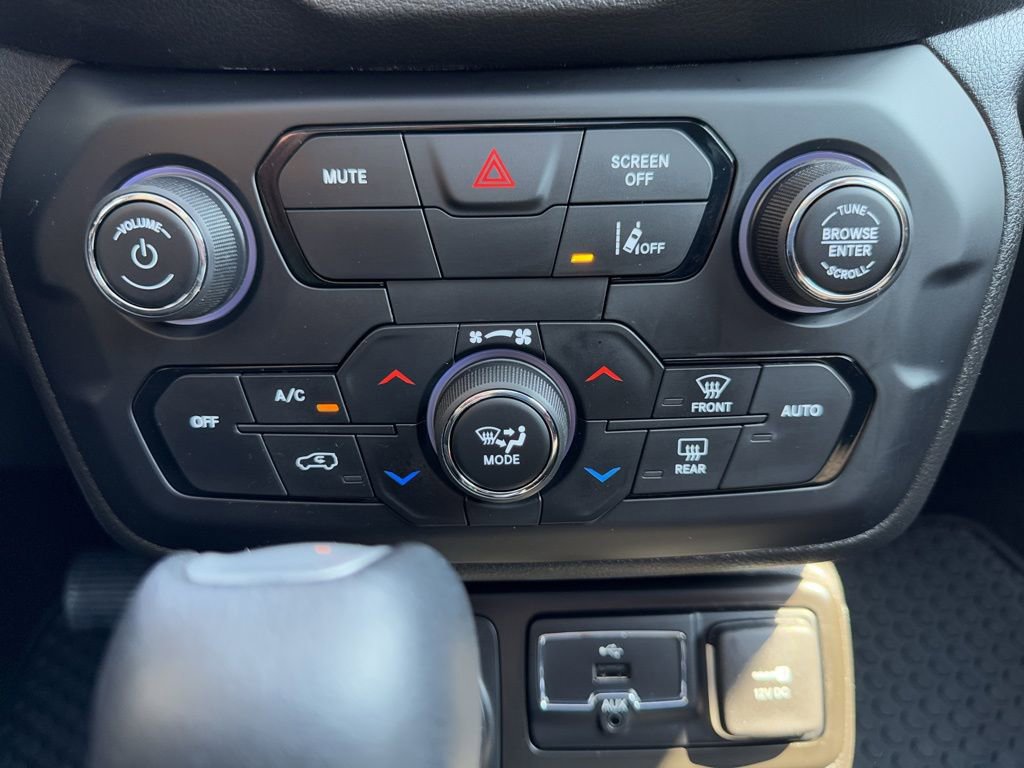 Used 2023 Jeep Renegade Latitude w/ Sun/Sound Group AWD/4WD image 35