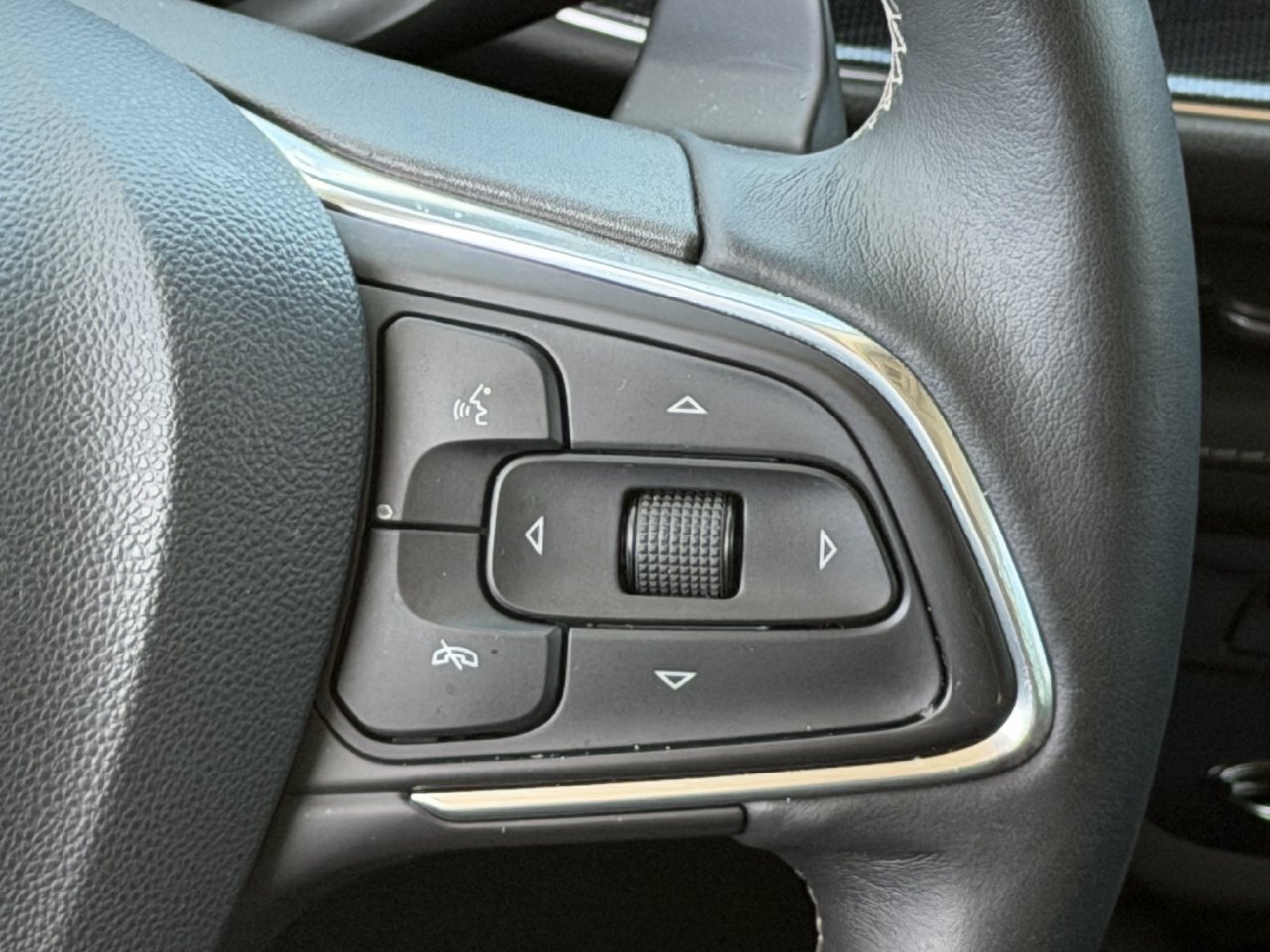 Used 2023 Buick Envision Essence w/ Technology Package I AWD/4WD image 12