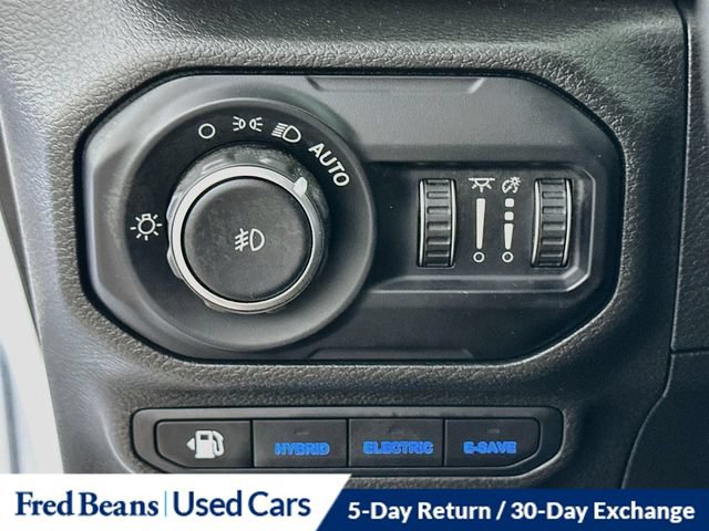 Used 2022 Jeep Wrangler Unlimited Sahara w/ Cold Weather Group AWD/4WD image 15