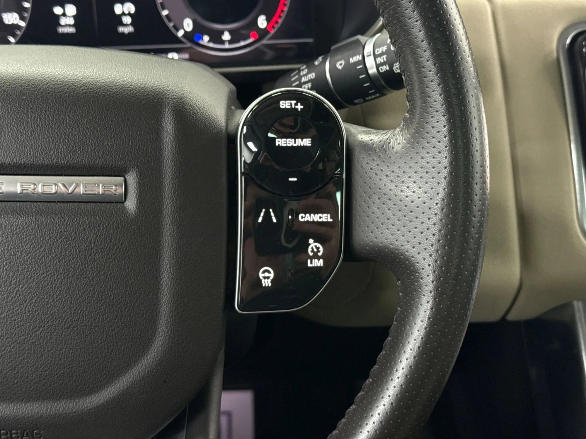 Used 2018 Land Rover Range Rover Sport SE image 34