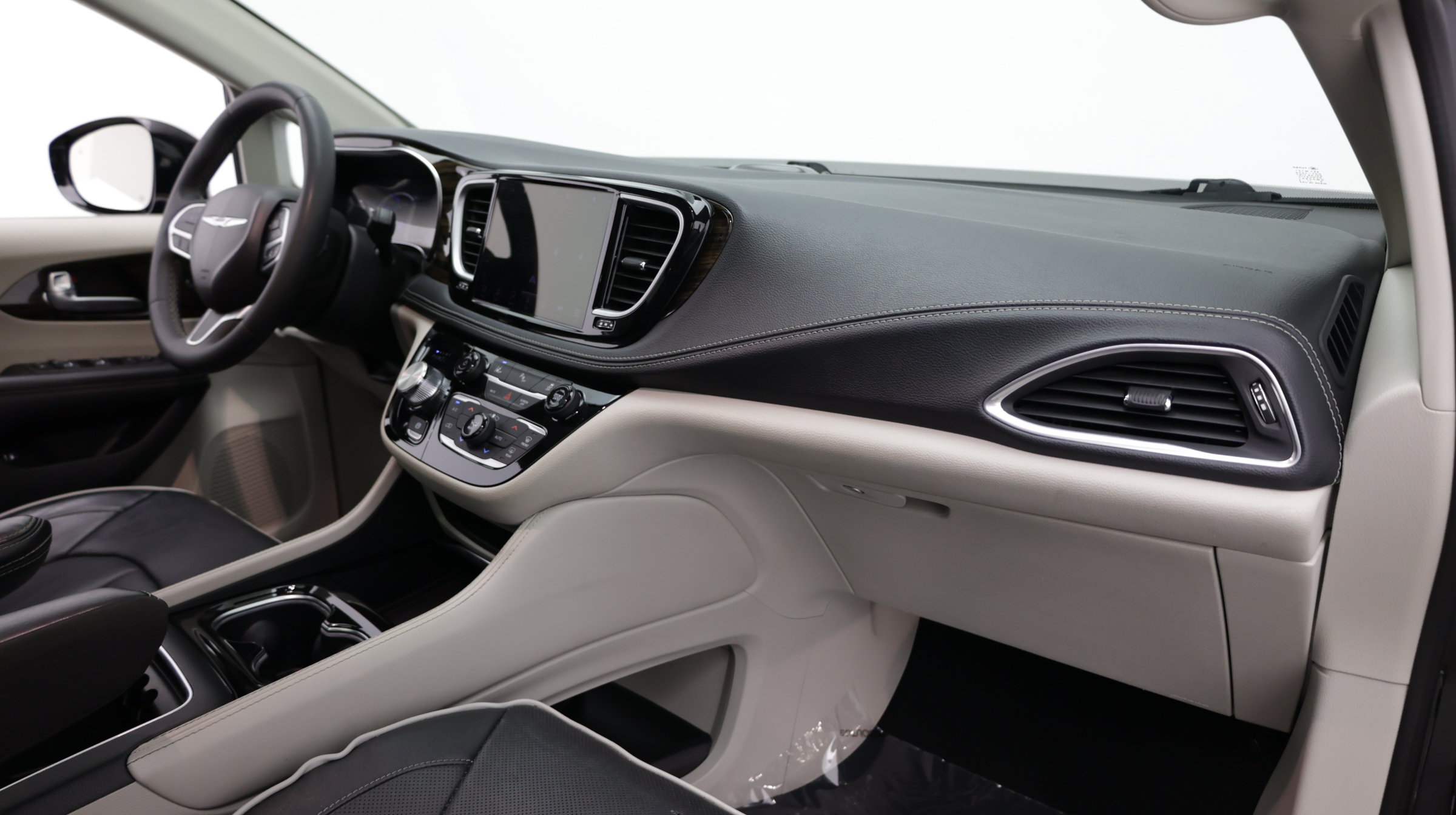 Used 2023 Chrysler Pacifica Limited FWD image 43