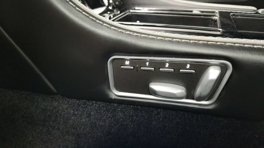 Used 2015 Aston Martin DB9 Coupe RWD image 65