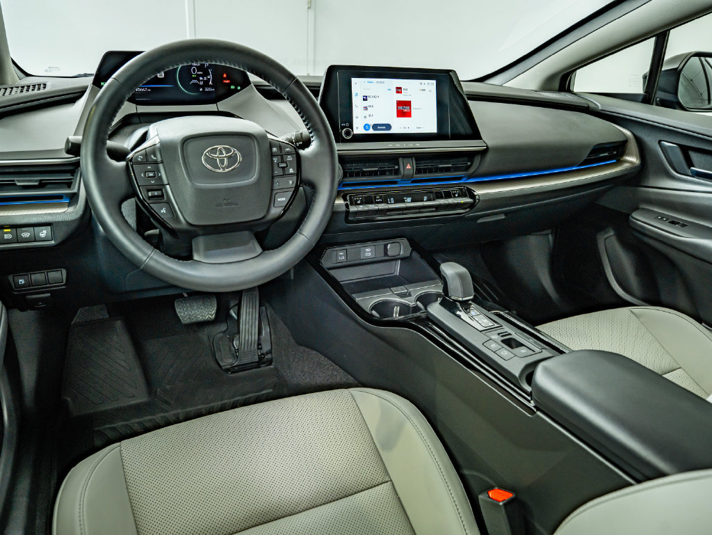 Used 2024 Toyota Prius XLE FWD image 32