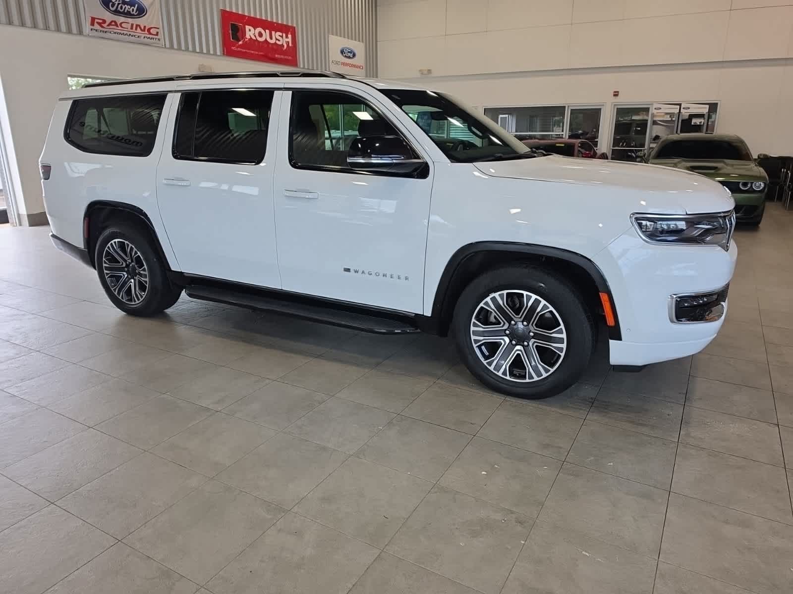 Used 2023 Jeep Wagoneer L Series II AWD/4WD image 4