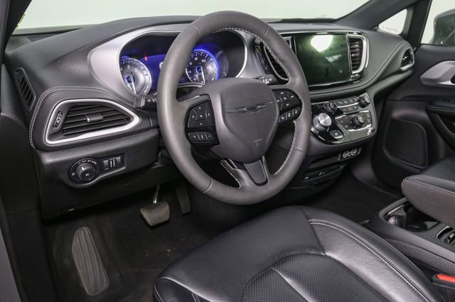Used 2022 Chrysler Pacifica Touring-L w/ Uconnect Theater Family Group AWD/4WD image 24