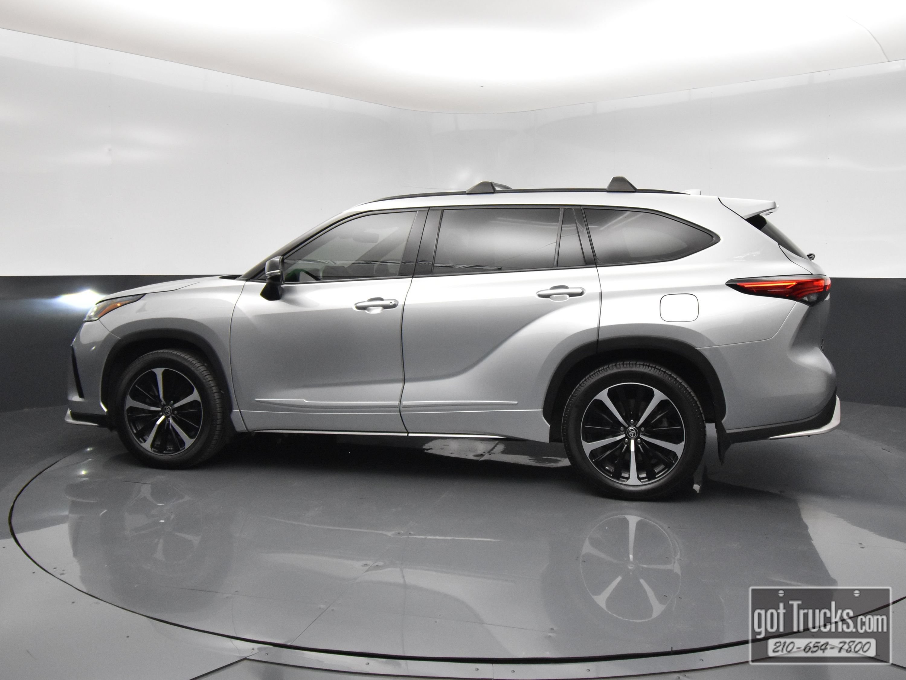 Used 2021 Toyota Highlander XSE FWD image 3