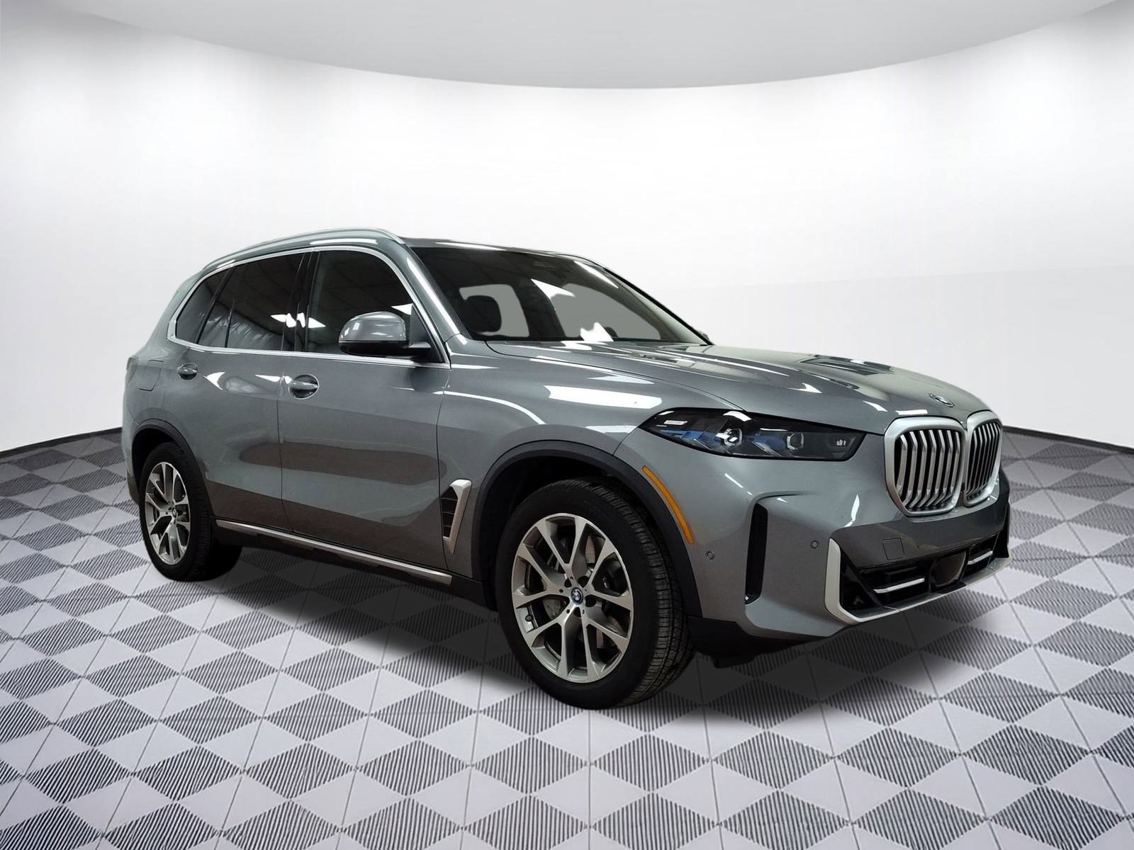 Used 2025 BMW X5 xDrive50e w/ Parking Assistance Package image 6