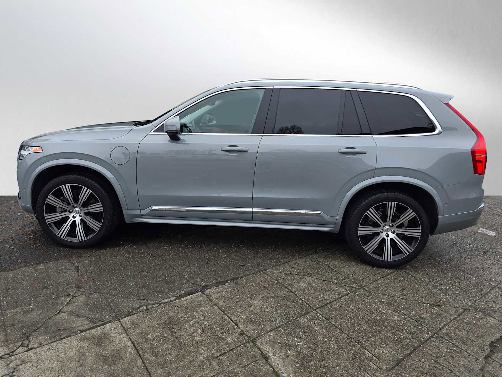 Certified 2024 Volvo XC90 T8 Plus w/ Protection Package Premier image 6