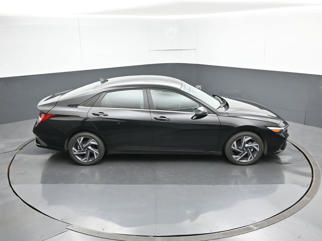 Used 2025 Hyundai Elantra Limited image 50
