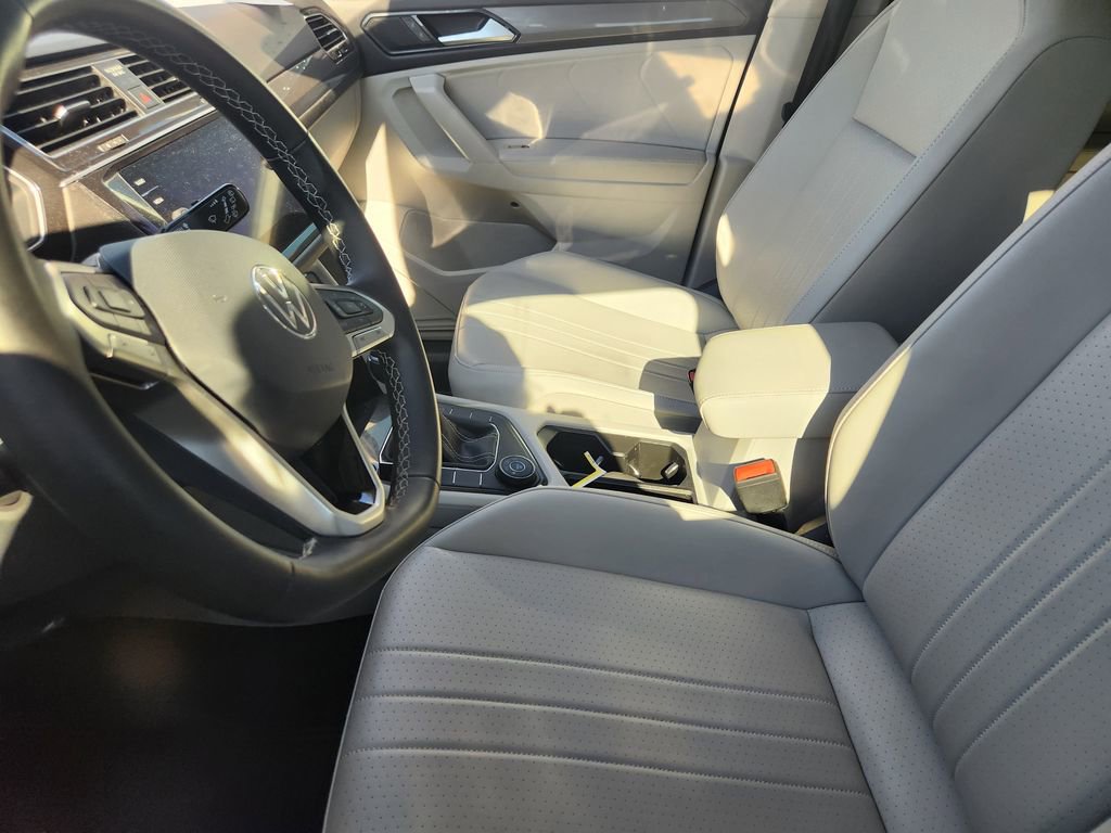 Used 2024 Volkswagen Tiguan SE w/ MDO Package, Two-Row image 10