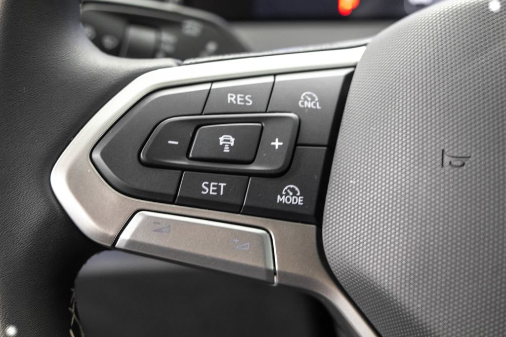 Used 2025 Volkswagen Tiguan SE image 14