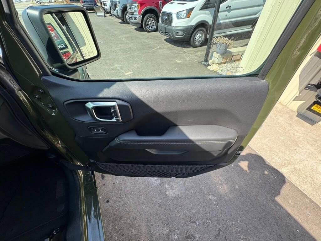 Used 2023 Jeep Wrangler Sahara AWD/4WD image 28