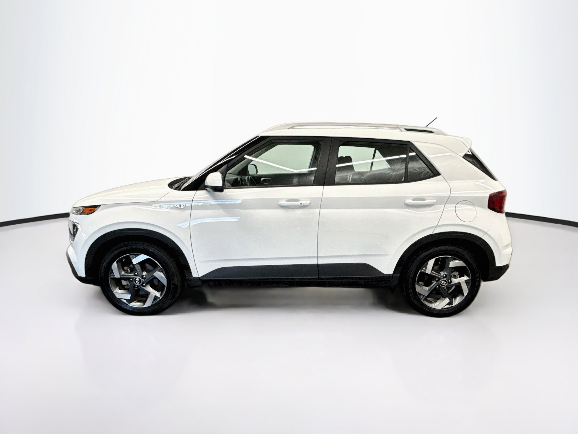 Used 2025 Hyundai Venue SEL FWD image 4