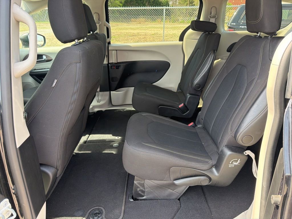 Used 2023 Chrysler Voyager LX image 23