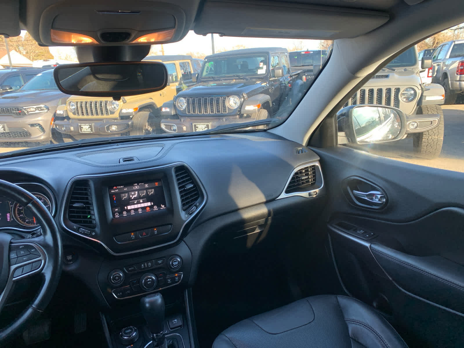 Used 2020 Jeep Cherokee Latitude Lux w/ Trailer Tow Group image 37