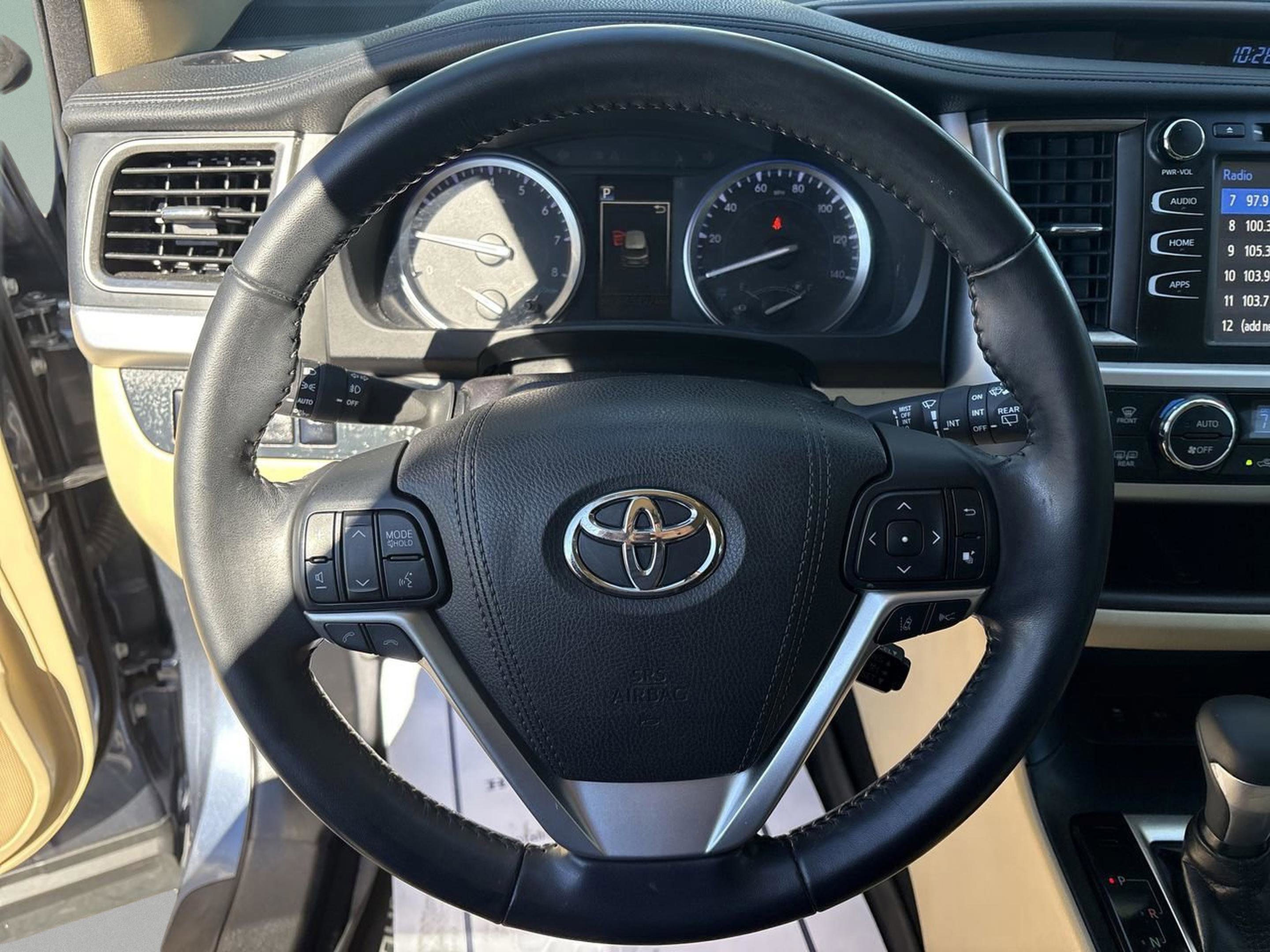 Used 2018 Toyota Highlander SE image 12