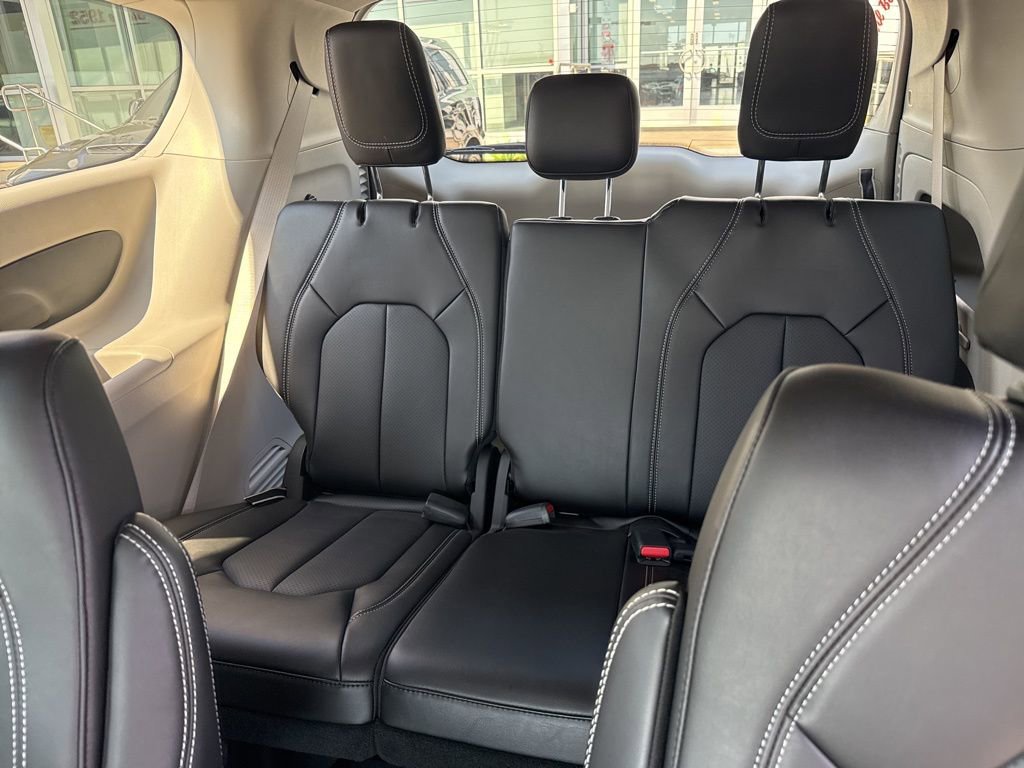 Used 2024 Chrysler Pacifica Touring-L image 16