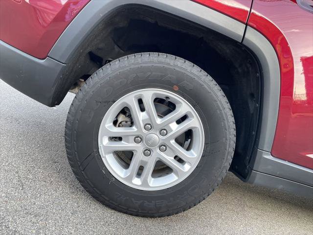 Certified 2023 Jeep Grand Cherokee Laredo image 12