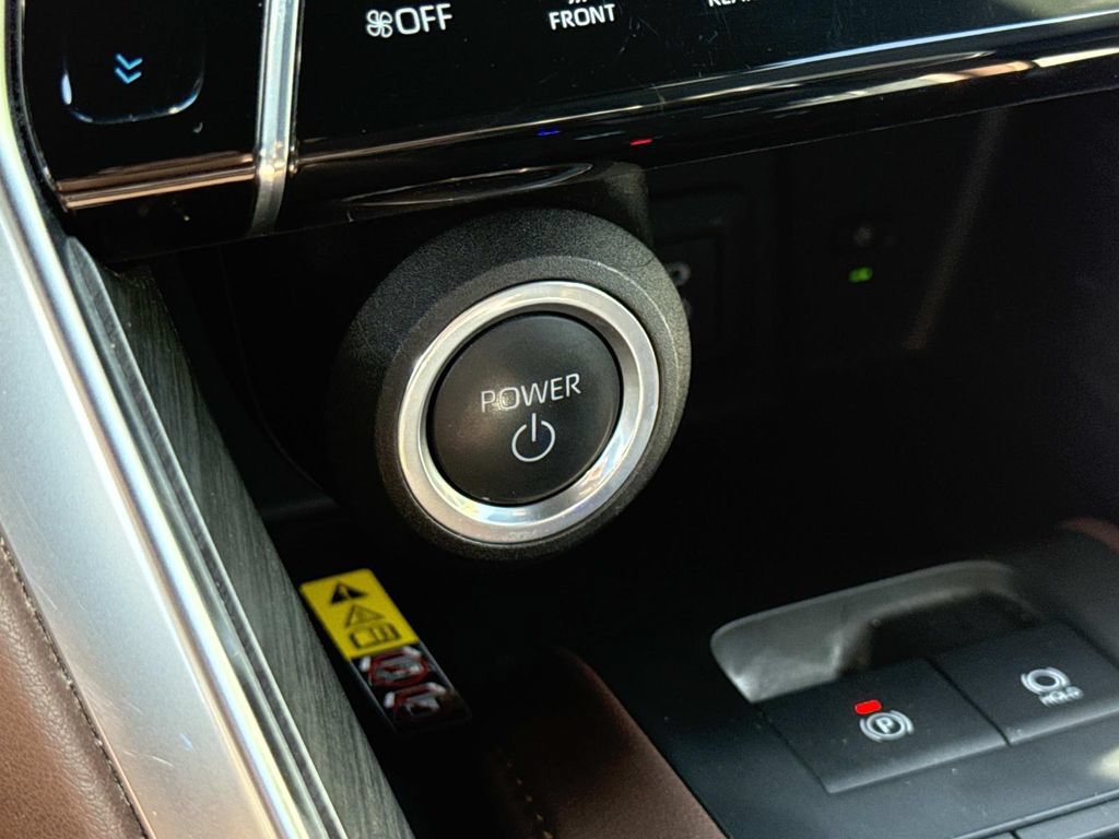 Used 2023 Toyota Venza XLE AWD/4WD image 14