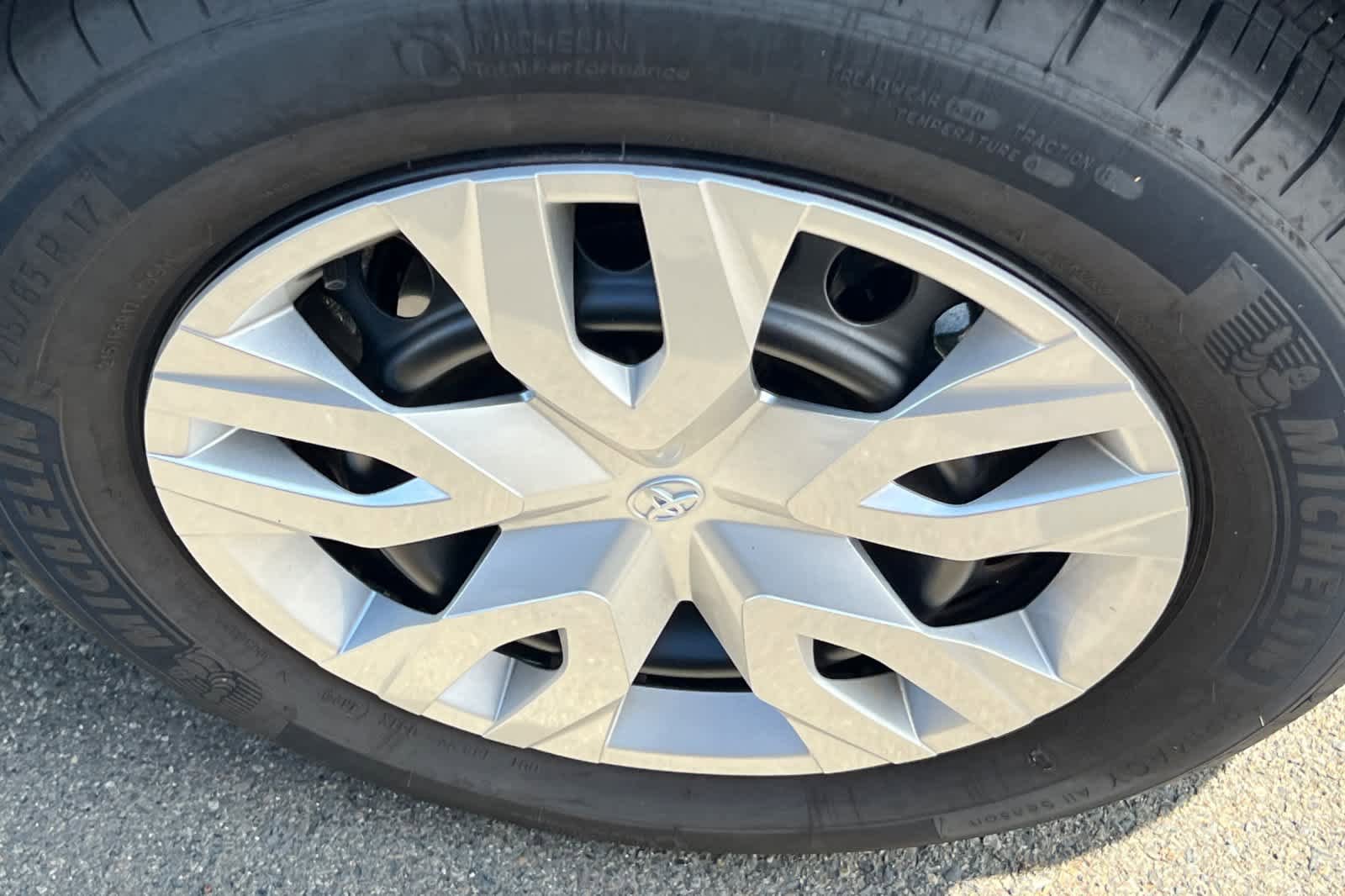 Used 2024 Toyota Corolla Cross L FWD image 22