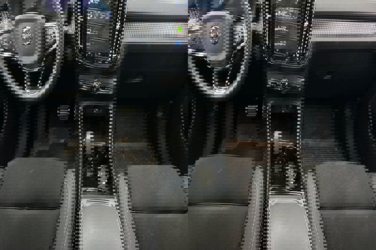 Used 2022 Volvo XC40 P8 Recharge Plus image 4