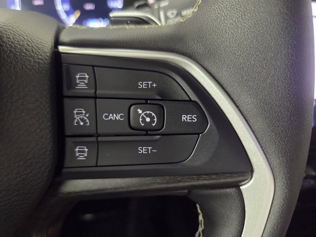 Used 2025 Jeep Grand Cherokee Limited w/ Trailer Tow Package AWD/4WD image 18