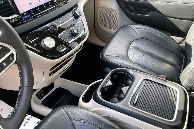 Used 2022 Chrysler Pacifica Touring-L w/ Uconnect Theater Family Group image 14