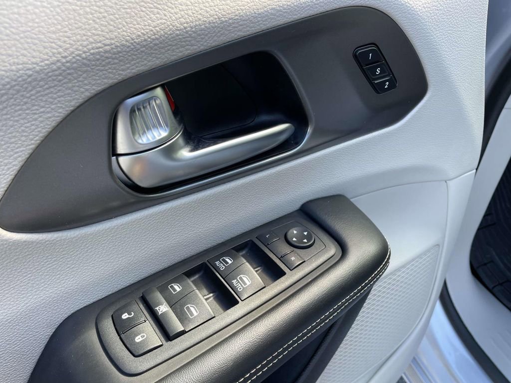 Used 2022 Chrysler Pacifica Touring-L image 6
