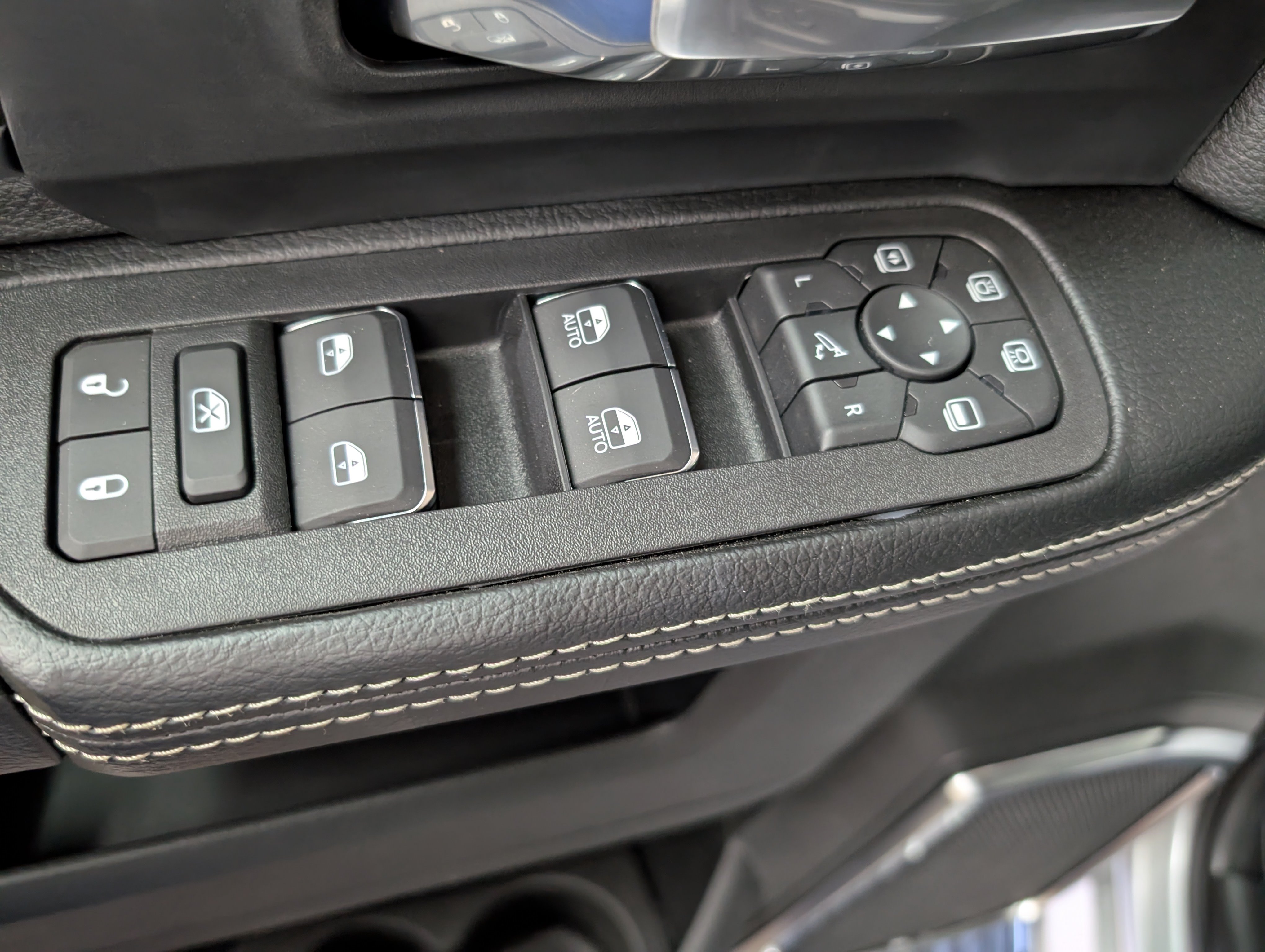 New 2026 RAM 3500 Laramie AWD/4WD image 19