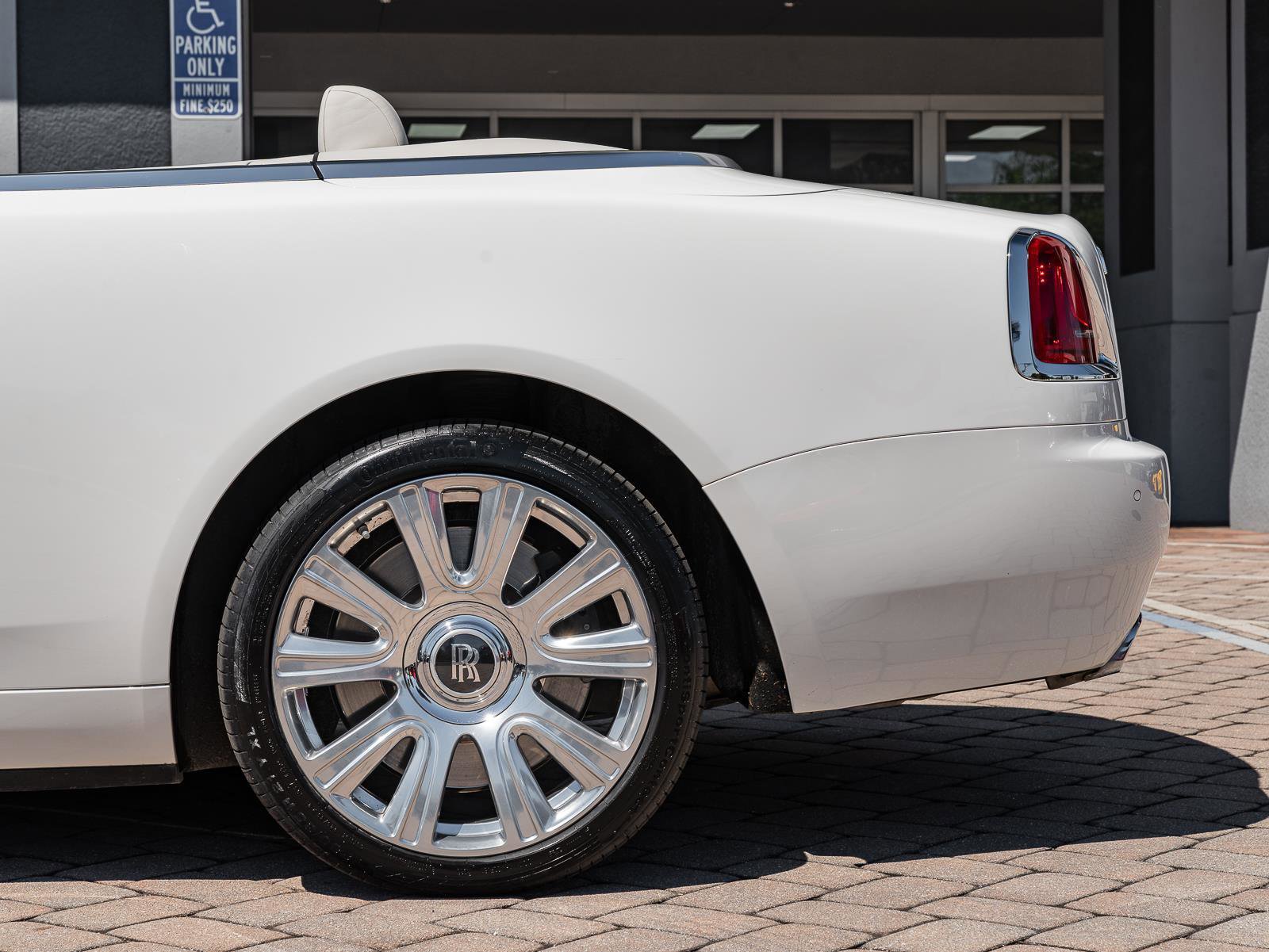 Used 2017 Rolls-Royce Dawn image 33