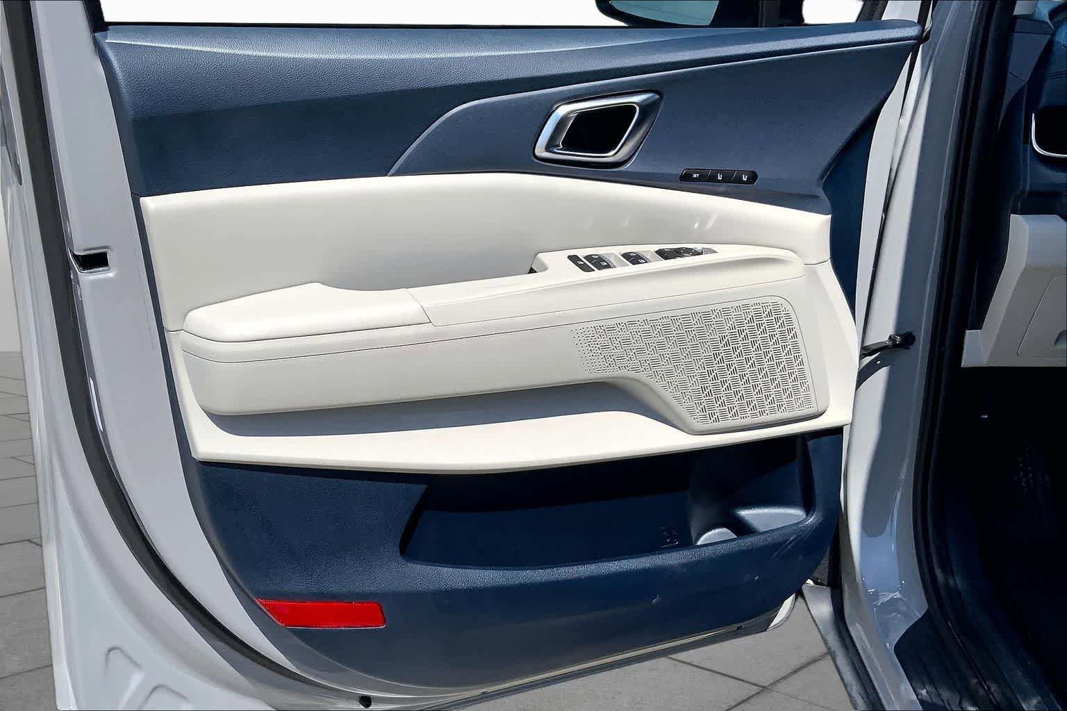 Used 2025 Kia Carnival EX FWD image 21
