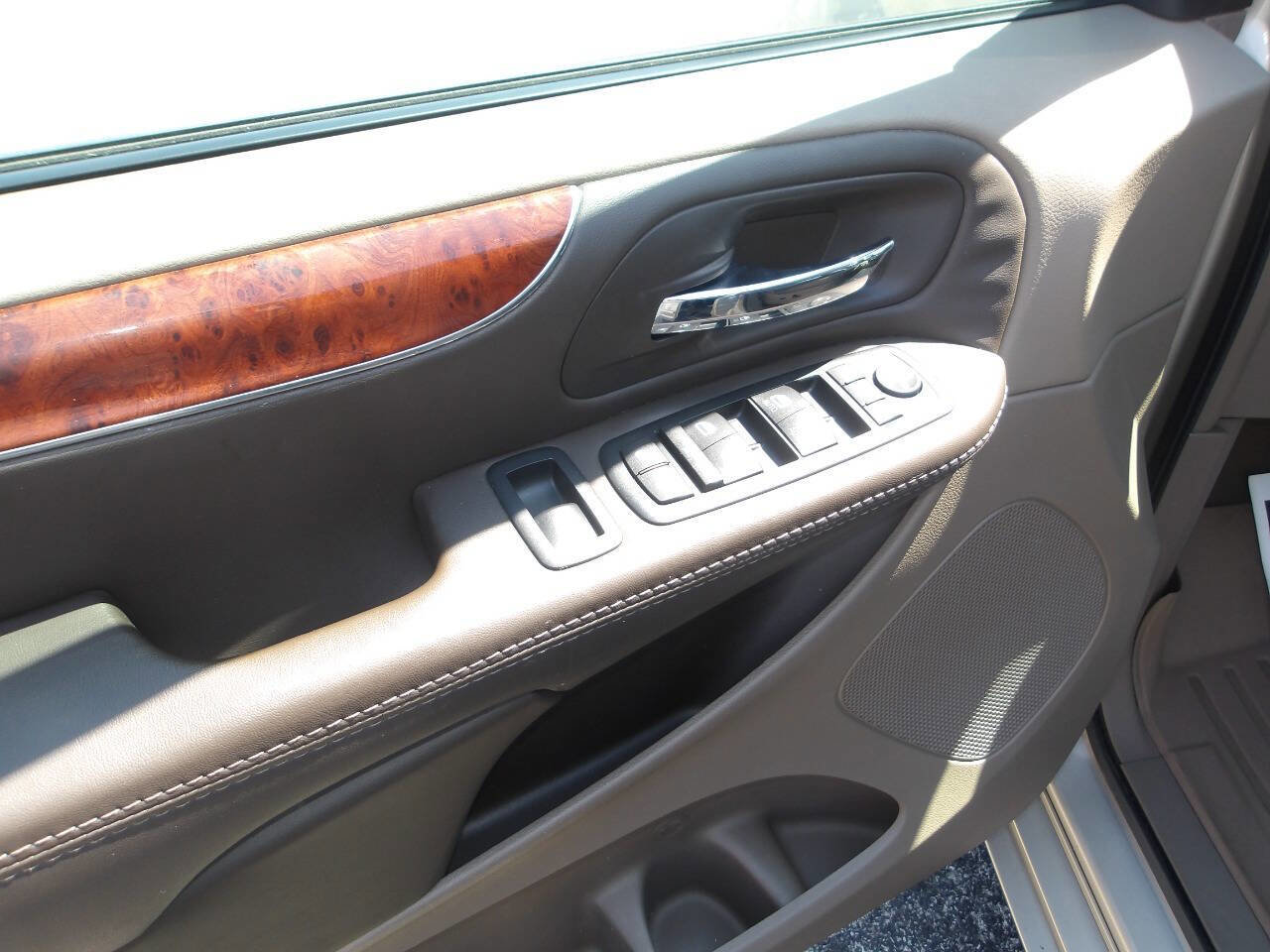 Used 2015 Chrysler Town & Country Touring-L w/ Driver Convenience Group image 10
