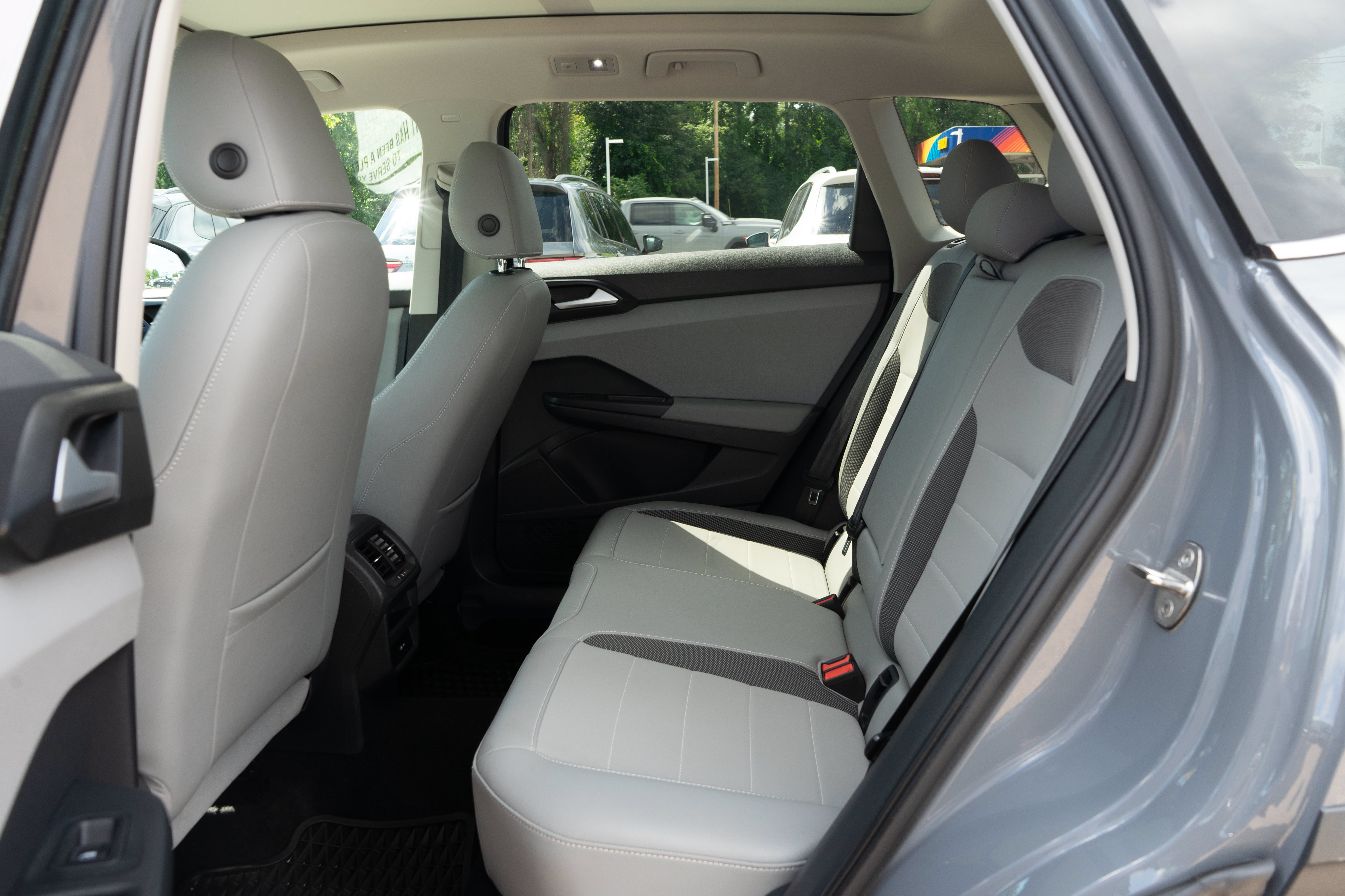 Certified 2022 Volkswagen Taos SE w/ Panoramic Sunroof Package AWD/4WD image 20