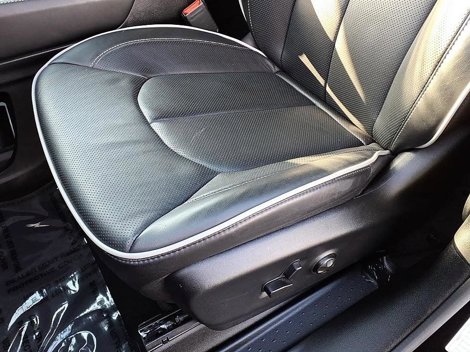Used 2026 Chrysler Pacifica Limited FWD image 16